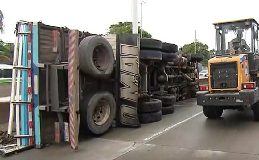 Motorista morre em tombamento de carreta na avenida Brasil (RJ)