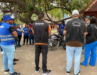 Ambulantes da orla marítima são orientados sobre novas regras para faixa de areia