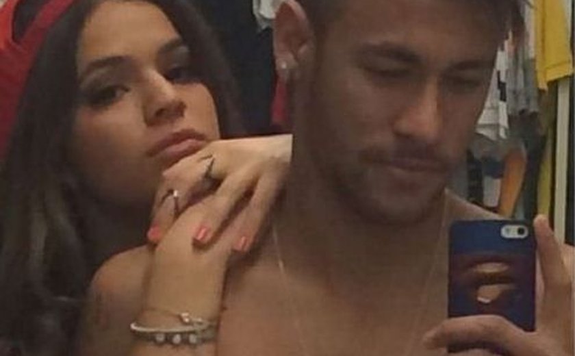 Marquezine se diz preocupada com o fanatismo dos fãs em seu namoro com Neymar