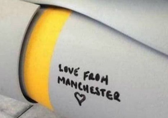'Com amor, de Manchester', escreve Força Aérea em bomba para o Estado Islâmico
