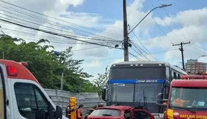 Motorista fica presa às ferragens após colisão entre carro e ônibus em Maceió
