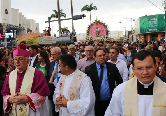 Multidão acompanha imagem da padroeira pelas ruas de Arapiraca