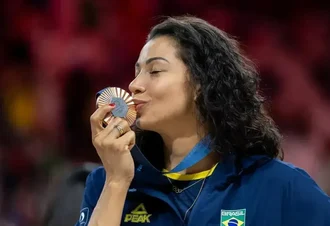 Medalhista olímpica do vôlei, Carolana revela diagnóstico de câncer de colo de útero