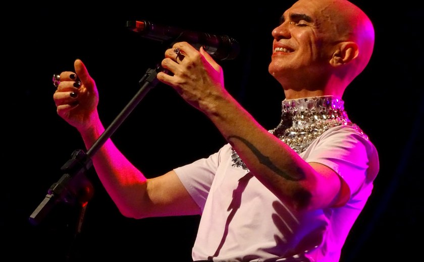 Edson Cordeiro e Elaine Kundera são as atrações de outubro do Seis & Meia