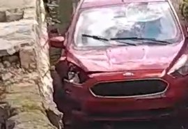 Motorista tenta escapar de assalto, perde o controle e veículo cai em córrego na Levada