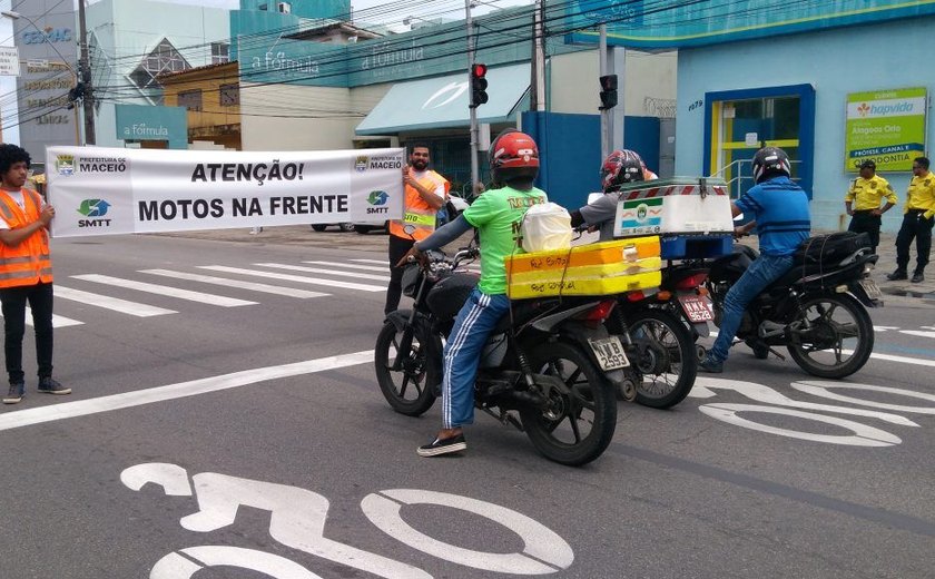 Motociclistas recebem orientação sobre uso da faixa de parada na Fernandes Lima