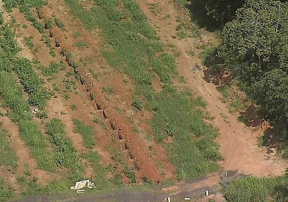 Cidades do Grande Recife têm abertura de novas covas e contêiner para armazenar corpos