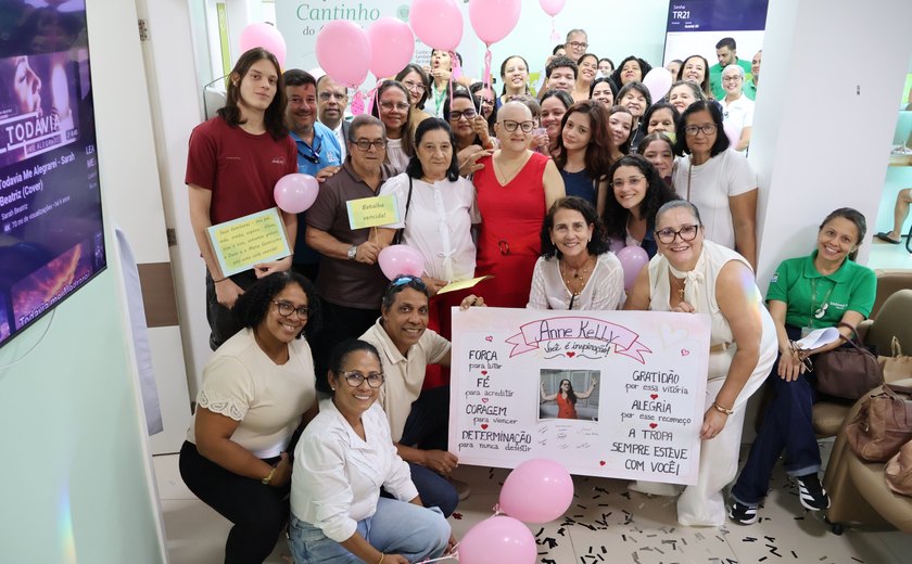 Professora celebra última quimioterapia com homenagem marcada por acolhimento e esperança