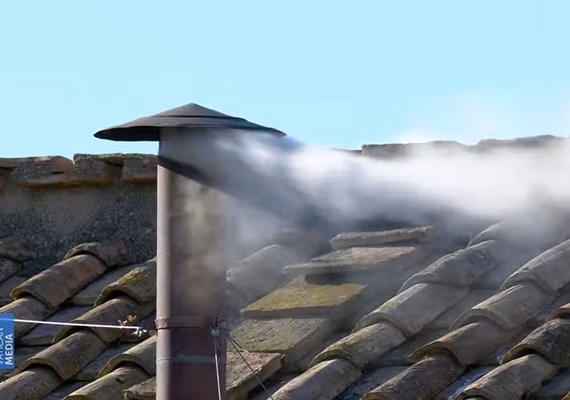 Habemus Papam: fumaça branca sai da chaminé da Capela Sistina, e Igreja Católica elege novo papa