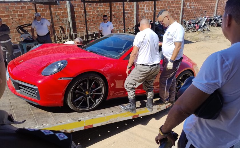 Porsche e SW4 apreendidos na Operação Maligno são trazidos de Petrolina para Maceió