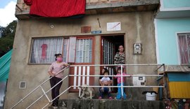 Colombianos penduram panos vermelhos nas janelas para sinalizar fome