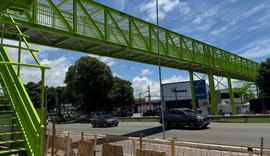 Instalação de passarela interdita trecho da Av. Durval de Góes Monteiro no sábado (18)