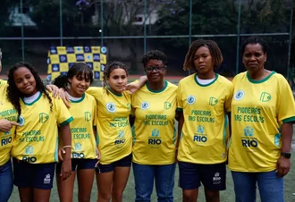 Ex-jogadoras da seleção de futebol incentivam alunas em escolas do Rio