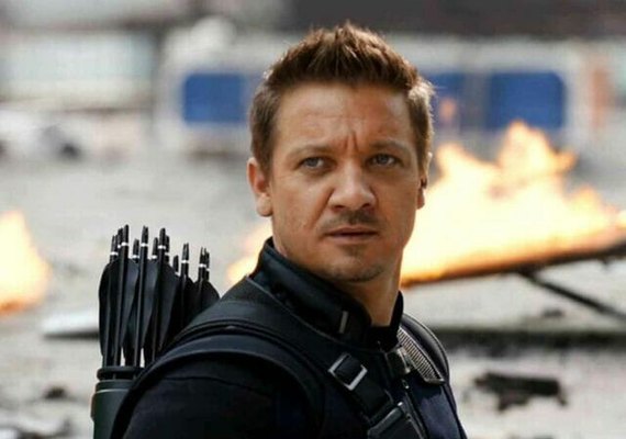 Ator Jeremy Renner aparece andando pela primeira vez após grave acidente na neve