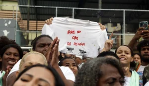 Moradores de favelas protestam no Rio após megaoperação com 121 mortos