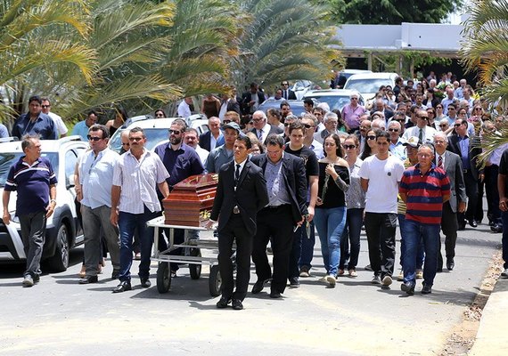 Desembargador Geraldo Tenório é sepultado; parentes e amigos se despedem