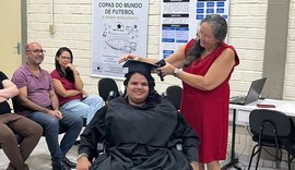 Egressa da Ufal conclui graduação em cerimônia marcada pela superação