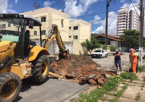 Prefeitura de Maceió inicia trabalho em via danificada no bairro do Pinheiro