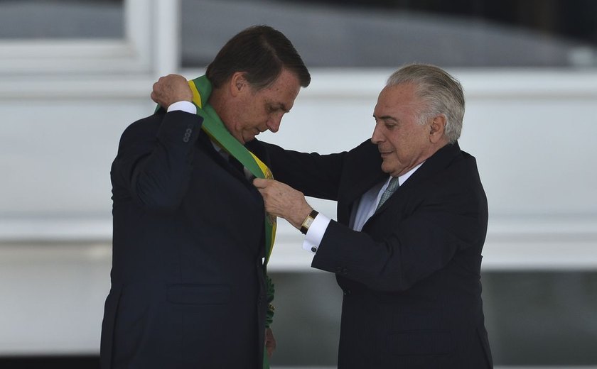 Após receber faixa de Temer, Bolsonaro defende fim de corrupção e de vantagens