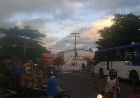 Estudantes bloqueiam via na Chã de Bebedouro