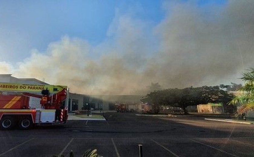 Incêndio atinge shopping atacadista em Maringá
