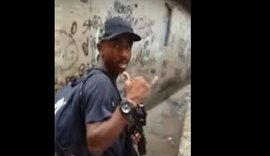 Bandidos ostentam armas, brincam e registram em vídeo invasão à favela