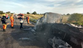 Carro e caminhão colidem, pegam fogo na BR-316 e quatro pessoas morrem