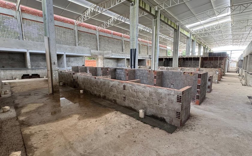 Mercado 'inaugurado' por JHC segue com reforma em andamento e contrato é prorrogado por mais um ano