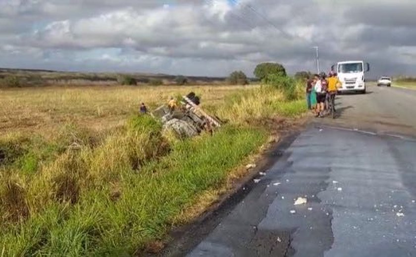 Motorista fica preso às ferragens  após perder controle de veículo na AL-220