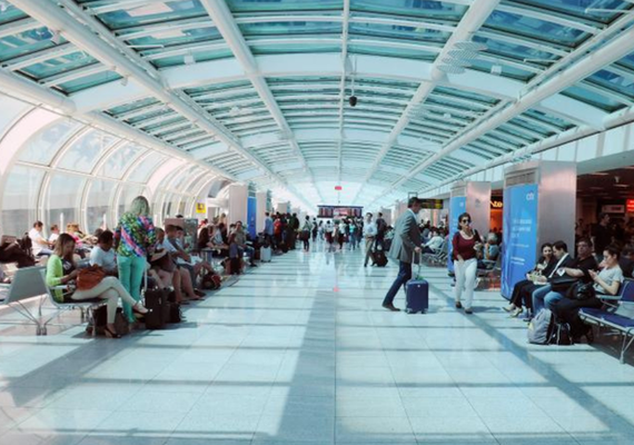 Mais de 1,3 milhão de pessoas devem viajar pelos principais aeroportos do país nesta Páscoa