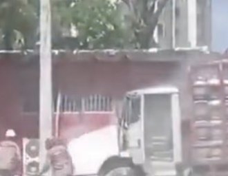 Caminhão carregado com botijões de gás pega fogo em avenida de Maceió