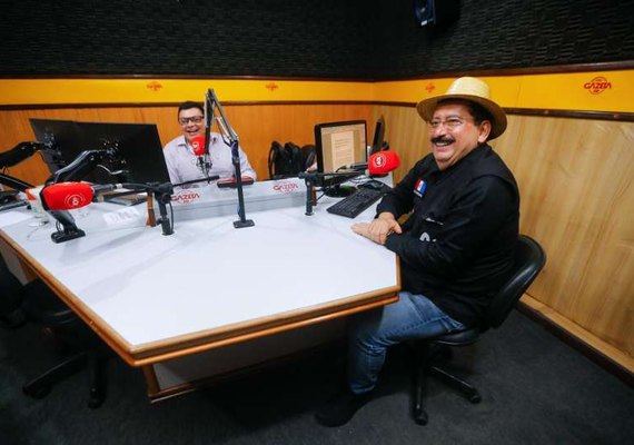 Prefeito de Rio Largo concede entrevista em Arapiraca destacando sucesso de seu governo