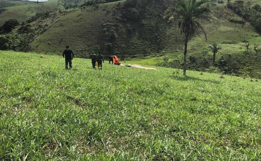 Samu Aeromédico resgata vítima de queda de parapente em local de difícil acesso