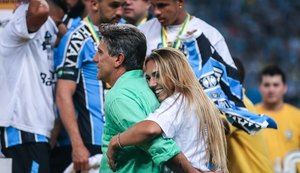 Renato Gaúcho comemora título do Grêmio com filha em campo