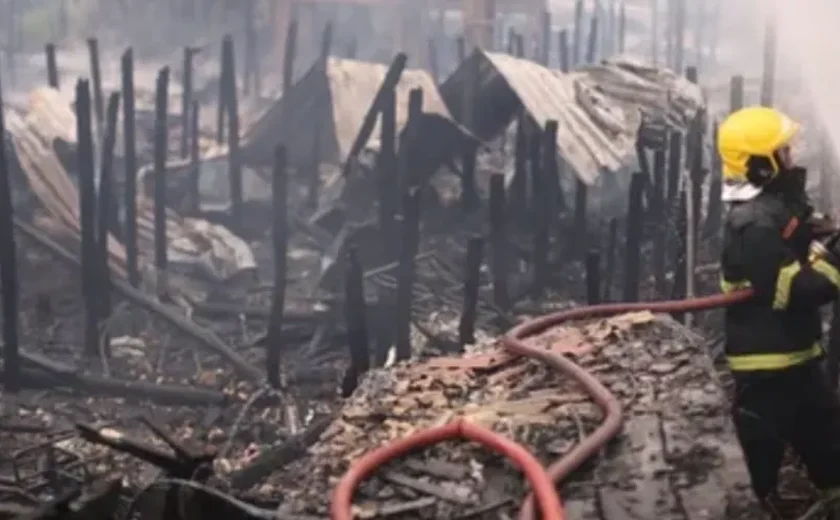 Explosão de botijão de gás seguido de incêndio em  atinge várias casas