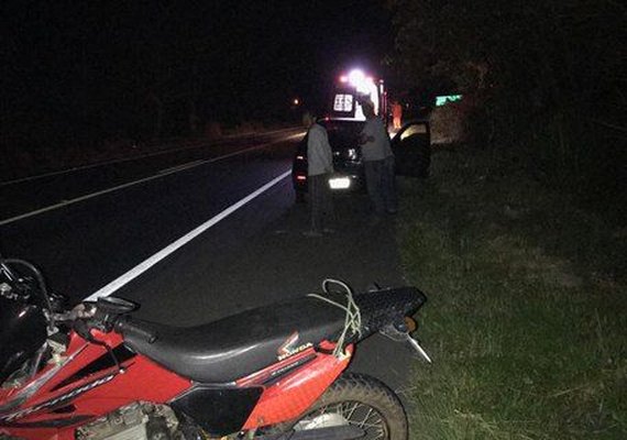 Colisão entre carro e moto deixa uma pessoa ferida