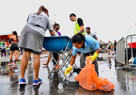 Cooperativa realiza coleta seletiva em evento de corrida na orla de Maceió