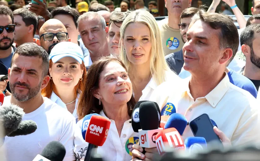 Flávio Bolsonaro faz ato no Rio ao lado de Douglas Ruas