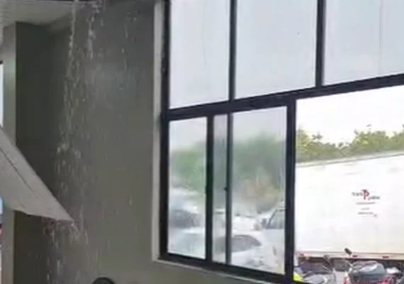 Chuva provoca danos em parte do prédio da Prefeitura de Arapiraca