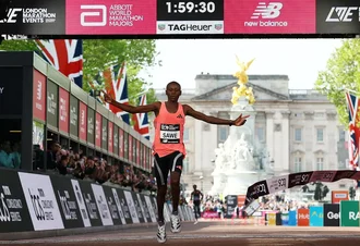 Queniano se torna primeiro atleta a correr maratona abaixo de 2 horas