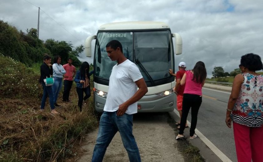 Passageiros da Real que vinham de Aracaju para Maceió estão abandonados na BR 101