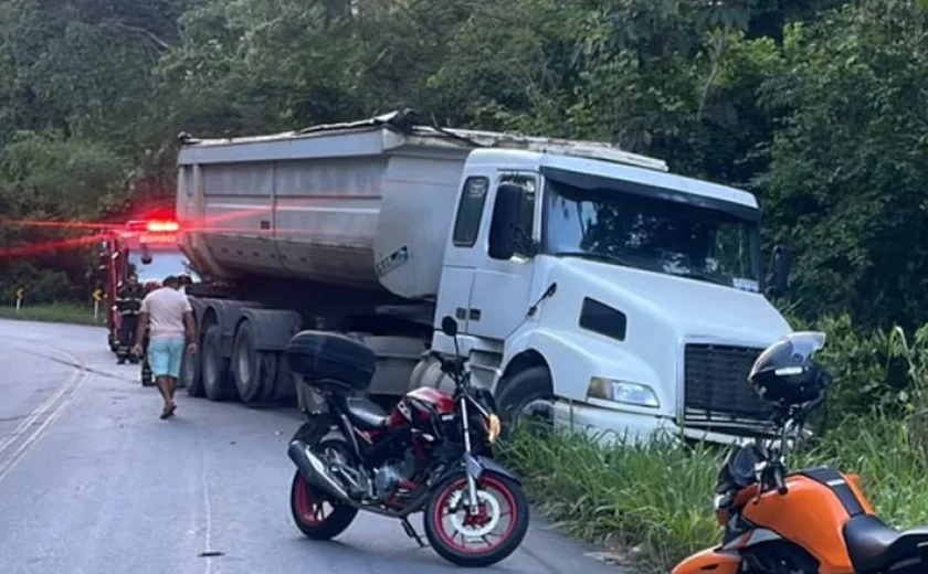 Acidente entre carro e caminhão deixa duas pessoas mortas em Rio Largo