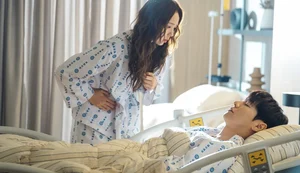 Ela dá choque, ele precisa de carga: conheça o novo drama coreano ‘Um Choque de Amor’