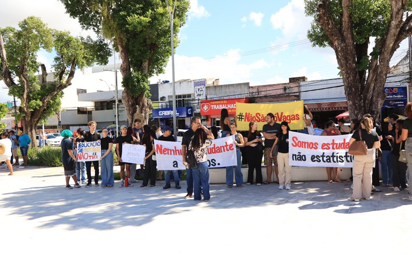Alunos da Uncisal com risco de perder vaga protestam no Centro