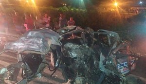 Colisão deixa carro destruído e motorista morre preso às ferragens na BR-316