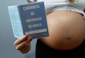 Resistência às vacinas contra gripe e covid coloca gestantes em risco