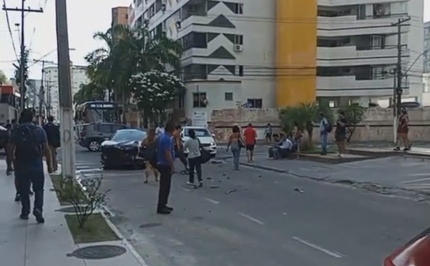 Vídeo: carro colide em ônibus em cruzamento da Ponta Verde