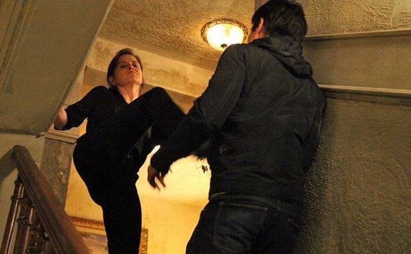 'Império': Com chute no peito, Cora empurra Fernando escada abaixo