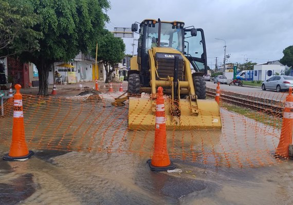 Obra emergencial da BRK executa reparo de vazamento de grande porte no Jaraguá