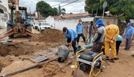 Casal trabalha no conserto de novo vazamento para restabelecer abastecimento